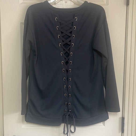 Very J size small top. Back is so cute.Used but really good condition. Dark gray - Picture 5 of 7